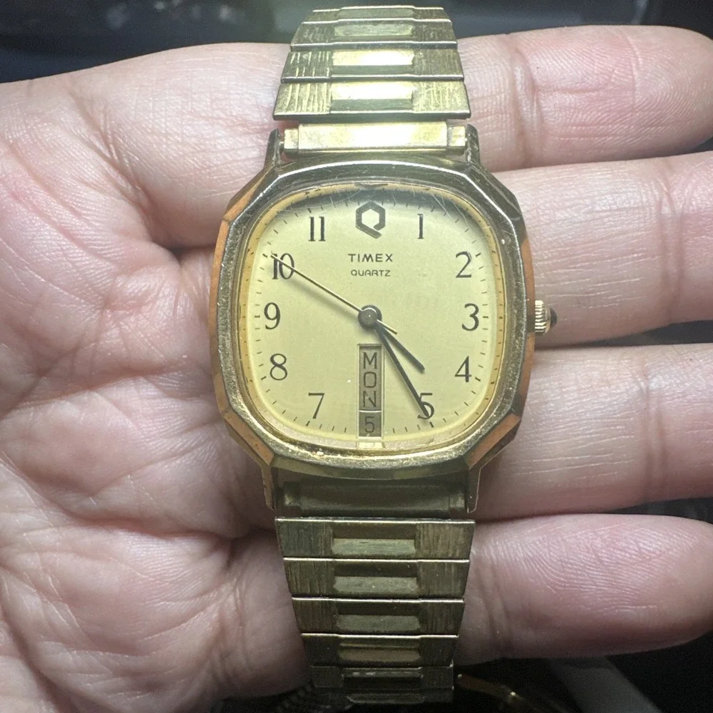 Working VTG 1980s Timex Q Day-Date Gold Tone Men's Watch Quartz 32mm Fit 7in Run
